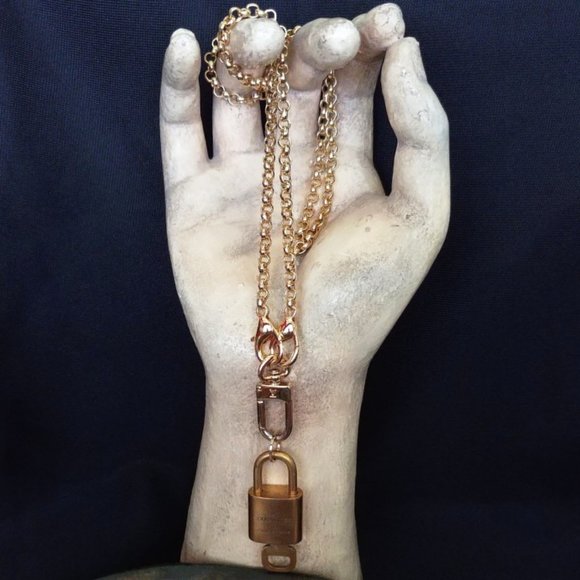 Louis Vuitton Lock & Key #317 w/Pochette Clasp & 24" Gold Chain & Clover Charms - Picture 14 of 16